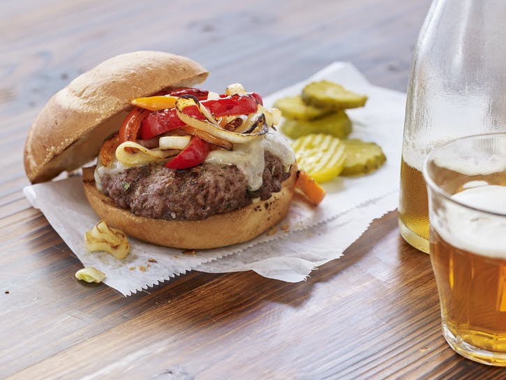 HAMBURGERS AU FROMAGE PHILLY AUX OIGNONS, POIVRONS ET PROVOLONE