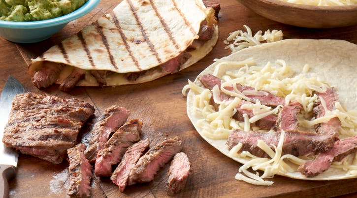 QUESADILLAS À LA HAMPE DE BŒUF ET GUACAMOLE