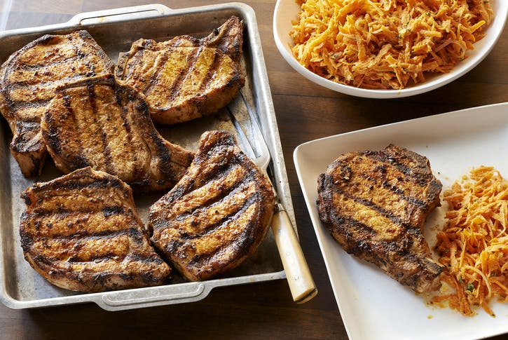 CÔTELETTES DE PORC EN CROÛTE D'ÉPICES ET SALADE DE CAROTTES AU BABEURRE