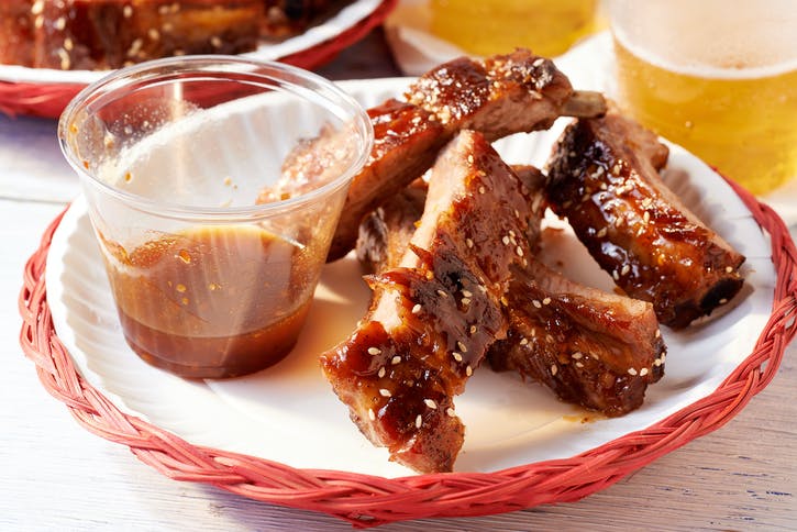 PETITES CÔTES LEVÉES DE DOS AUX GRAINES DE SÉSAME ET À LA SAUCE AU CHILI DOUX