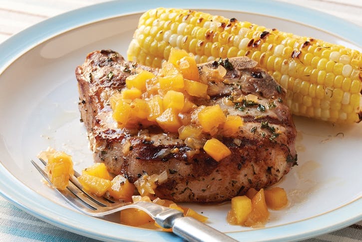 CÔTELETTES DE PORC FROTTÉES AU THYM AVEC UN CHUTNEY AUX PÊCHES ET AU BOURBON