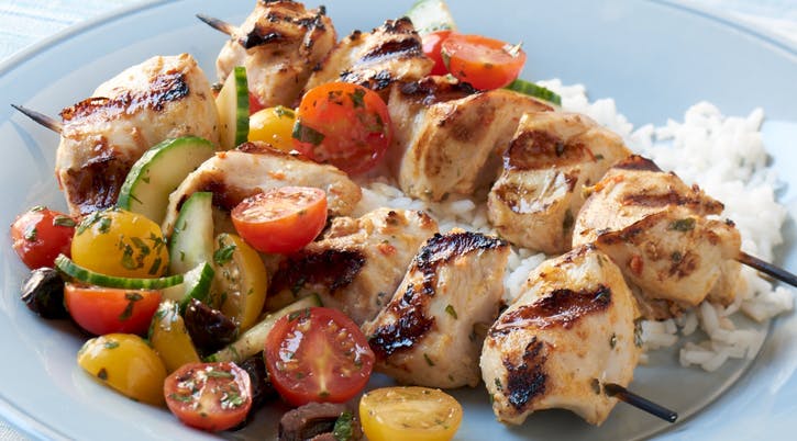 BROCHETTES DE POULET ET SALADE DE CONCOMBRE ET DE TOMATES AU HARISSA