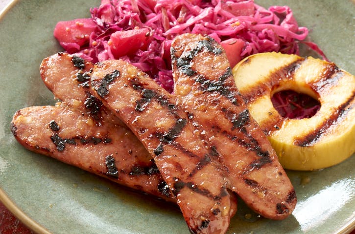 SAUCISSES AUX POMMES ET AU POULET AVEC GLAÇAGE AU JUS DE POMME ET CHOUCROUTE ROUGE