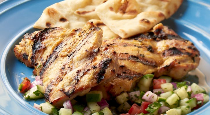 CUISSES DE POULET AU CARI ET COCO ET RELISH AU CONCOMBRE ET LIME