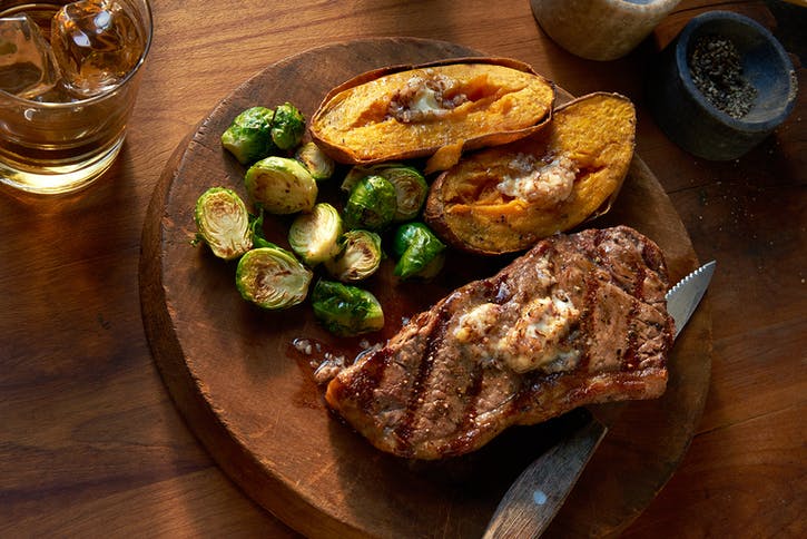 FAUX-FILETS ET PATATES DOUCES AU BEURRE AU BOURBON ET AUX PACANES