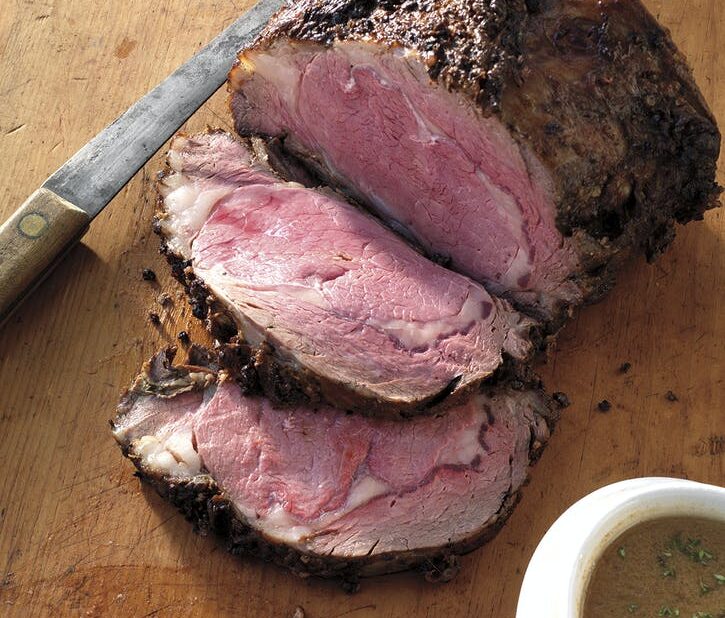 RÔTI DE CÔTES EN CROÛTE D’HERBES AU JUS