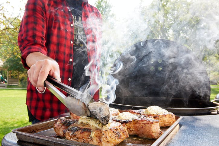 CÔTELETTES DE PORC AU ROMARIN ET AU CITRON ET BEURRE FUMÉ AUX BRAISES