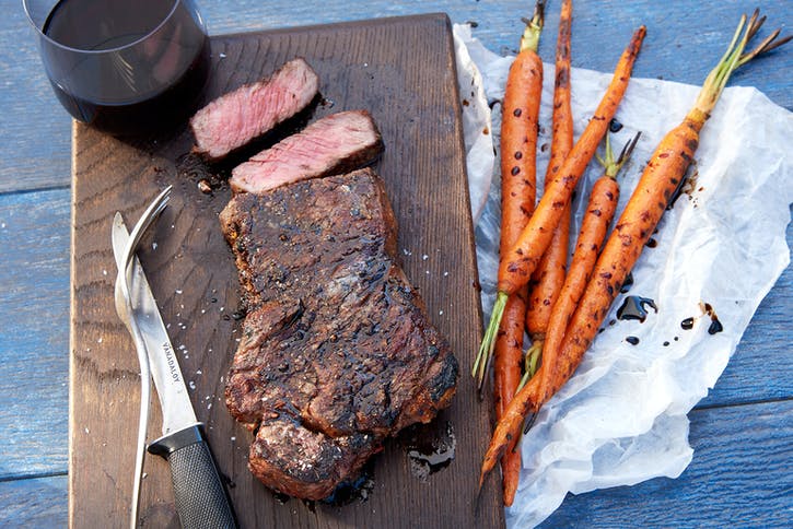 FAUX-FILETS CUITS AU CHARBON AVEC GLAÇAGE BALSAMIQUE
