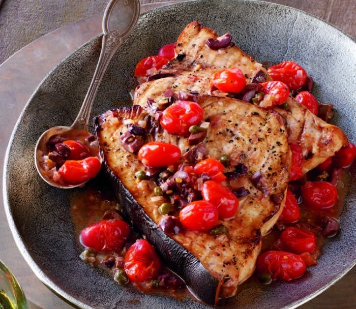 DARNES D’ESPADON AVEC SAUCE RAPIDE AUX TOMATES ET AUX ANCHOIS