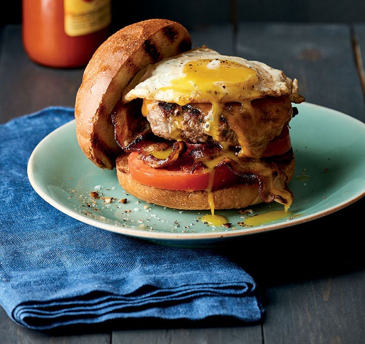 BURGERS AU BACON ET AUX ŒUFS AVEC FROMAGE CHEDDAR