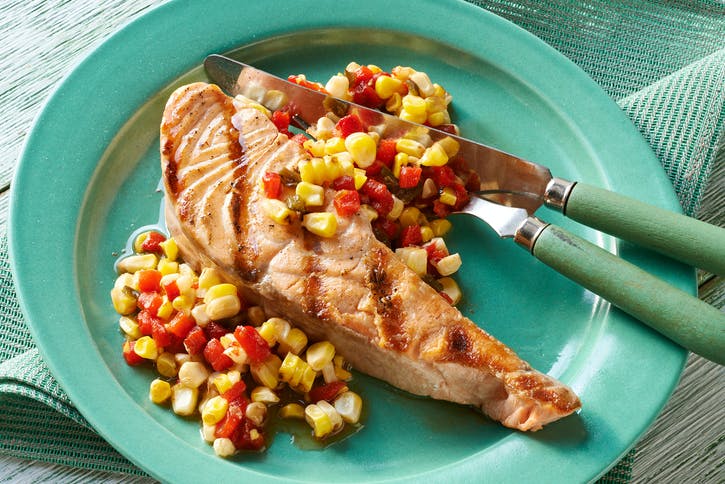 DARNES DE SAUMON ACCOMPAGNÉS DE CHOW-CHOW AU MAÏS GRILLÉ