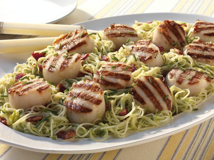 PÉTONCLES GRILLÉS AU PESTO DE PETITS POIS SUR CHEVEUX D’ANGE