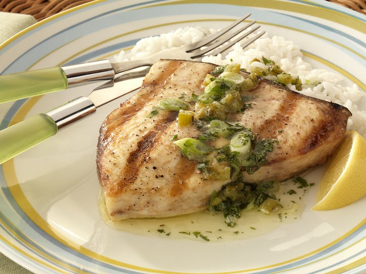 PAVÉS D’ESPADON ET SAUCE AU BEURRE JALAPENO-MENTHE