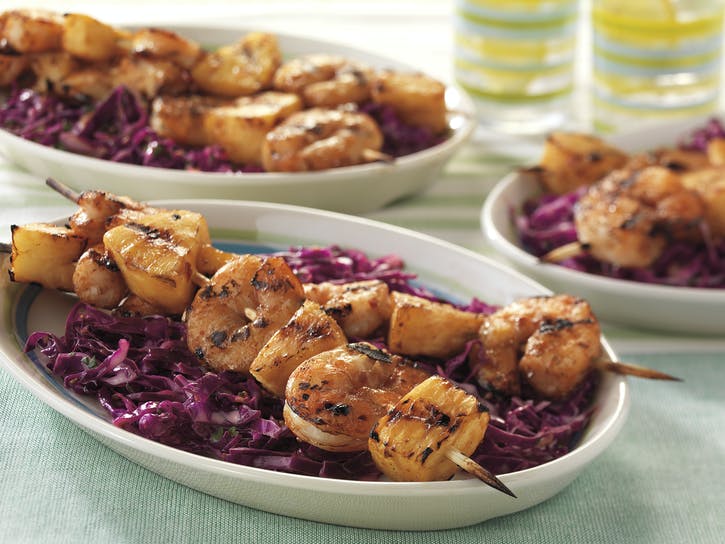 BROCHETTES DE CREVETTES ET D'ANANAS À LA SAUCE HOISIN ACCOMPAGNÉES DE SALADE AU SÉSAME ET AU GINGEMBRE