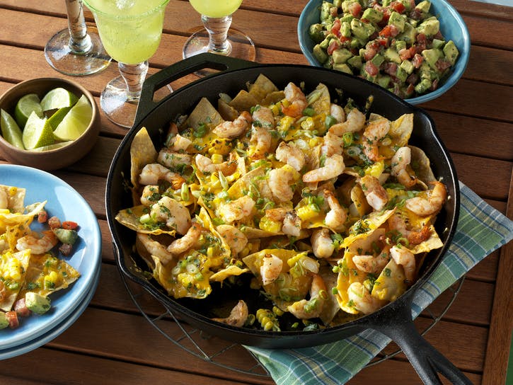 NACHOS AUX CREVETTES AVEC SALSA À L’AVOCAT ET AUX TOMATES