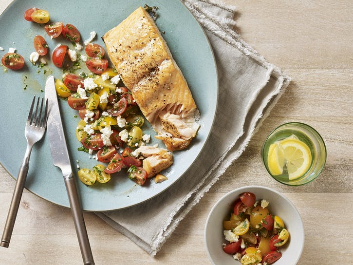 SAUMON SUR PLANCHE DE CÈDRE ET SALADE DE TOMATES, FETA ET HERBES
