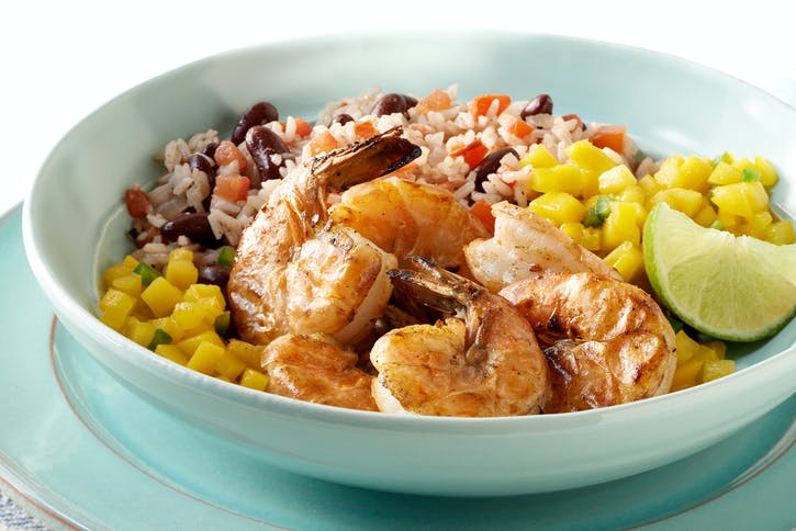 CREVETTES CUITES ET DÉCORTIQUÉES AVEC « CASAMIENTO » ET SALSA À LA MANGUE